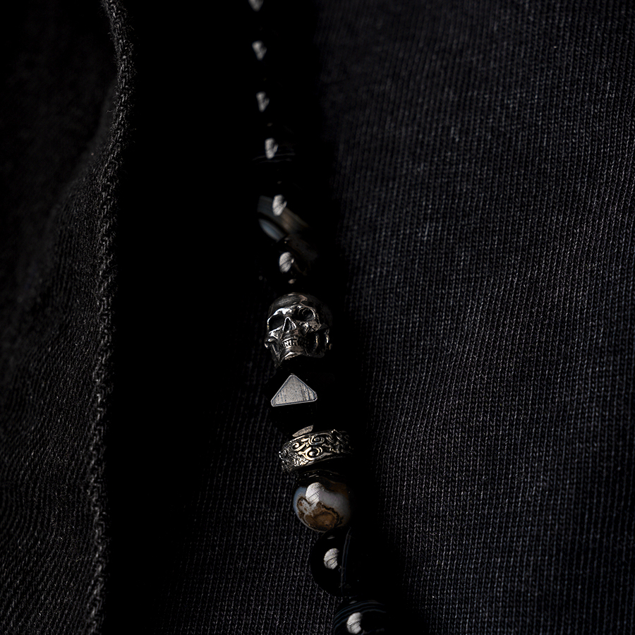 картинка Мужские бусы Оникс черепа от магазина Beadsbrand