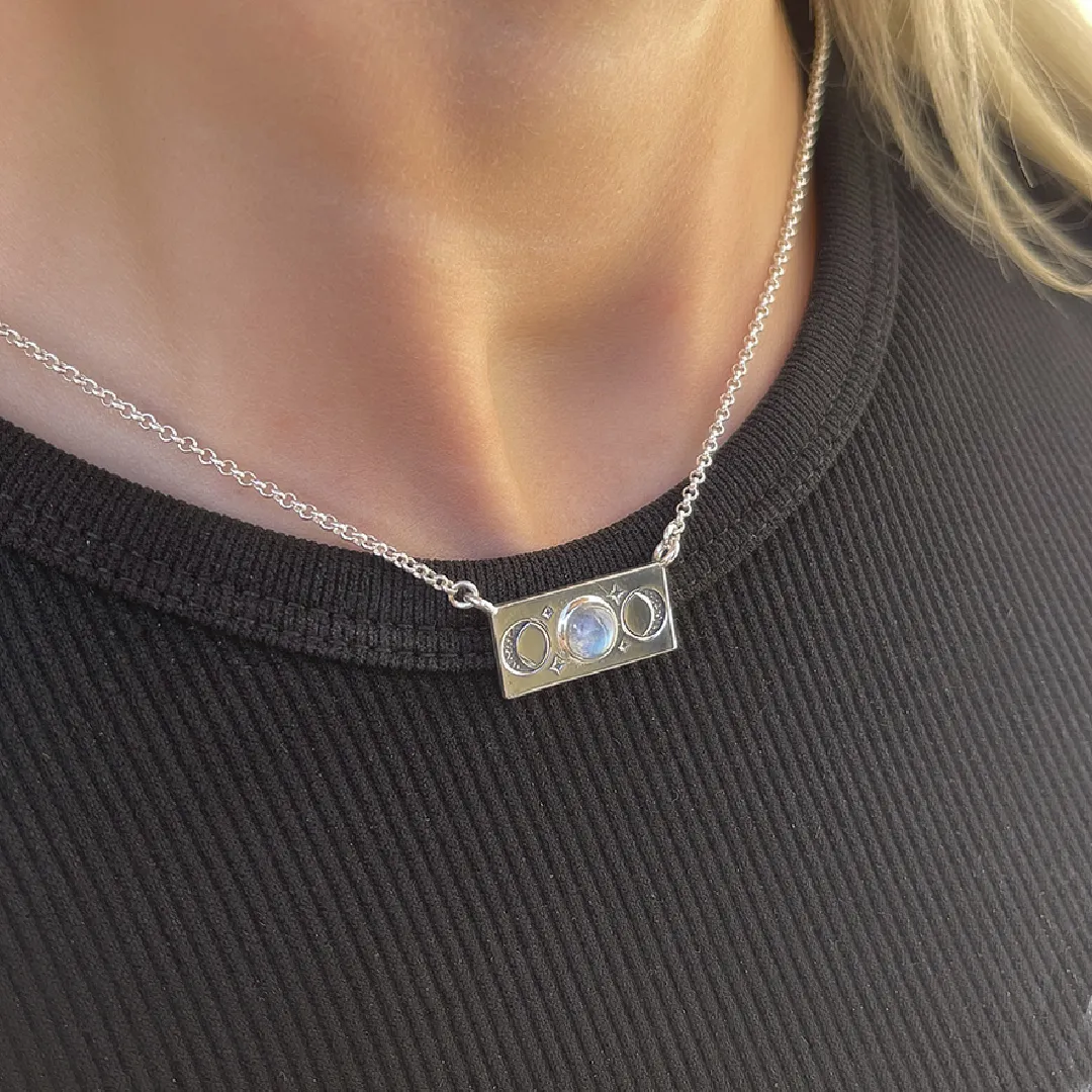 картинка Женская подвеска Фазы Луны с лунным камнем от магазина Beadsbrand