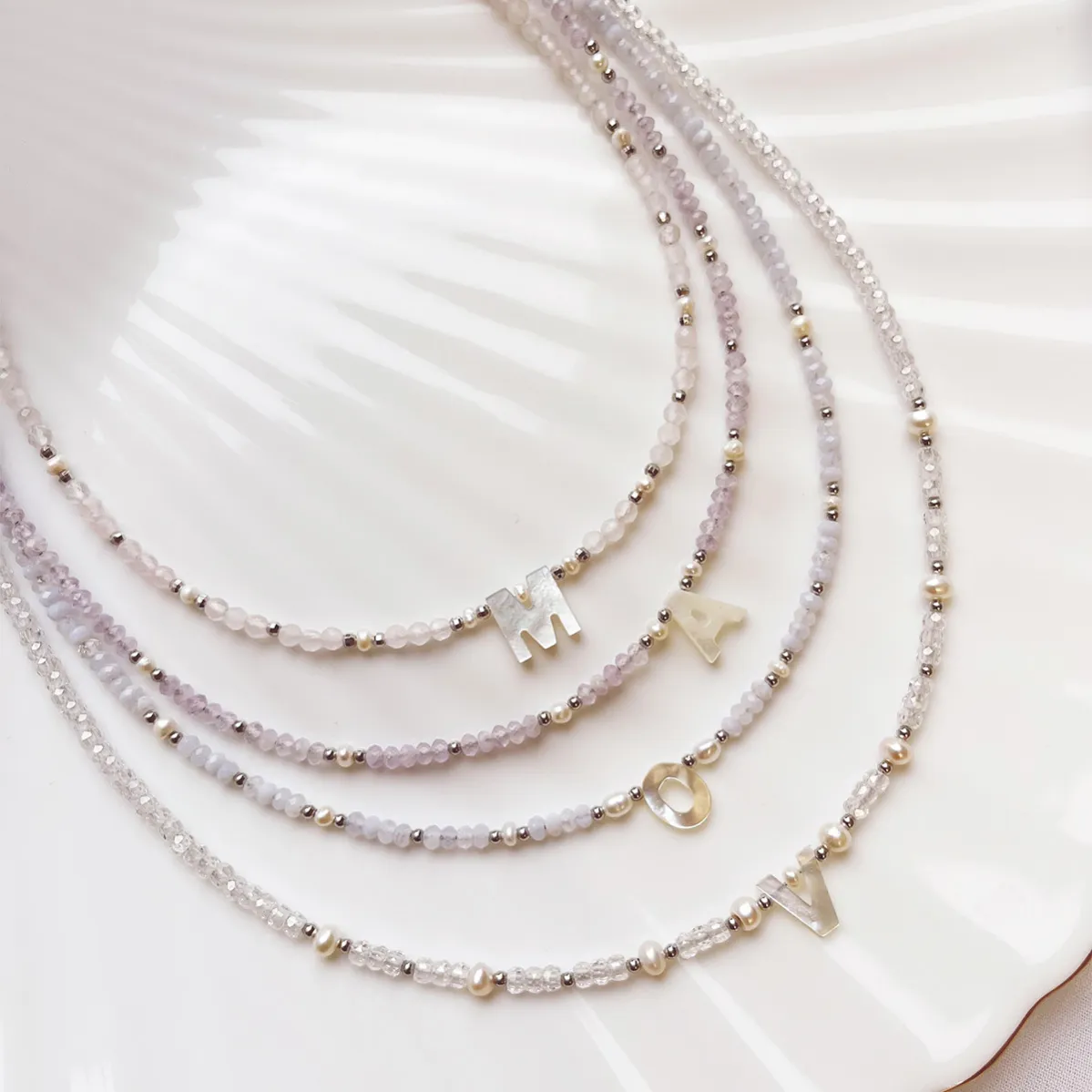 картинка Женский чокер из натуральных камней с буквой от магазина Beadsbrand