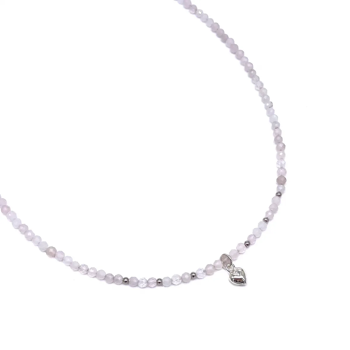 картинка Женский чокер из розового кварца с сердечком от магазина Beadsbrand