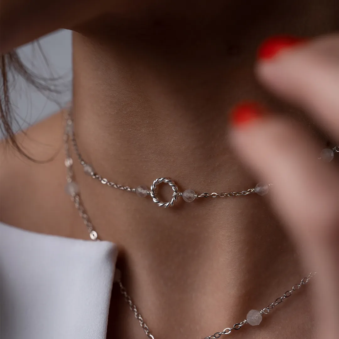 картинка Женский чокер-цепочка с лунным камнем и кругом от магазина Beadsbrand