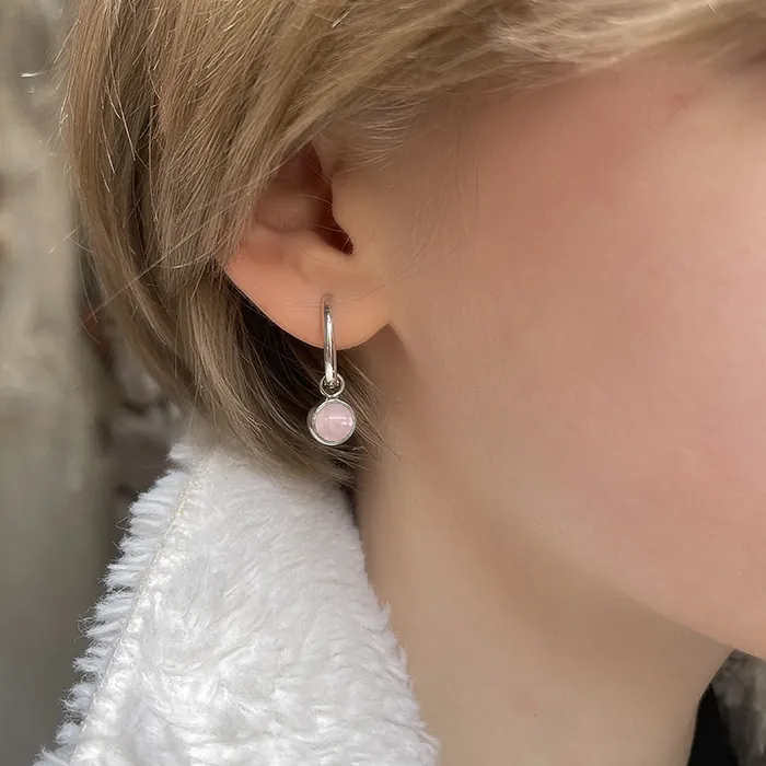 картинка Женские серьги-кольца с розовым кварцем и луной от магазина Beadsbrand