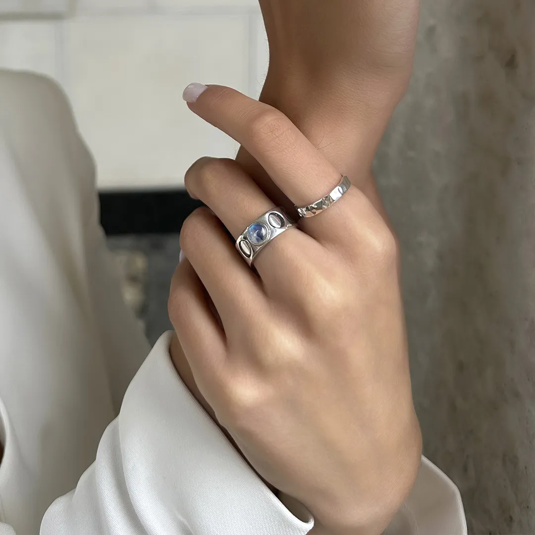 картинка Женское кольцо фазы Луны с лунным камнем от магазина Beadsbrand