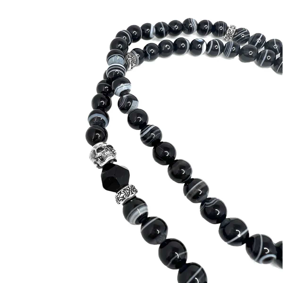 картинка Мужские бусы из черного оникса Секира от магазина Beadsbrand