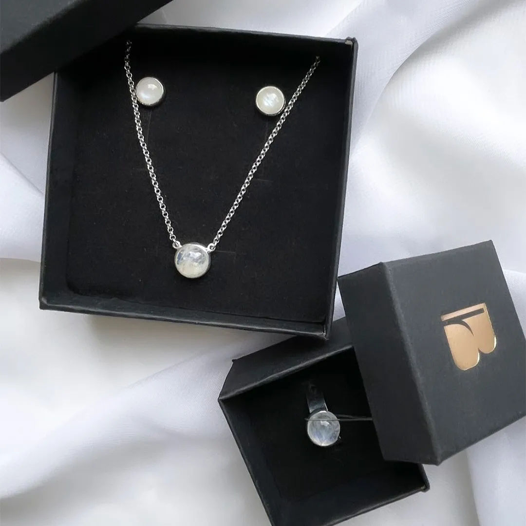 картинка Женская подвеска из лунного камня от магазина Beadsbrand