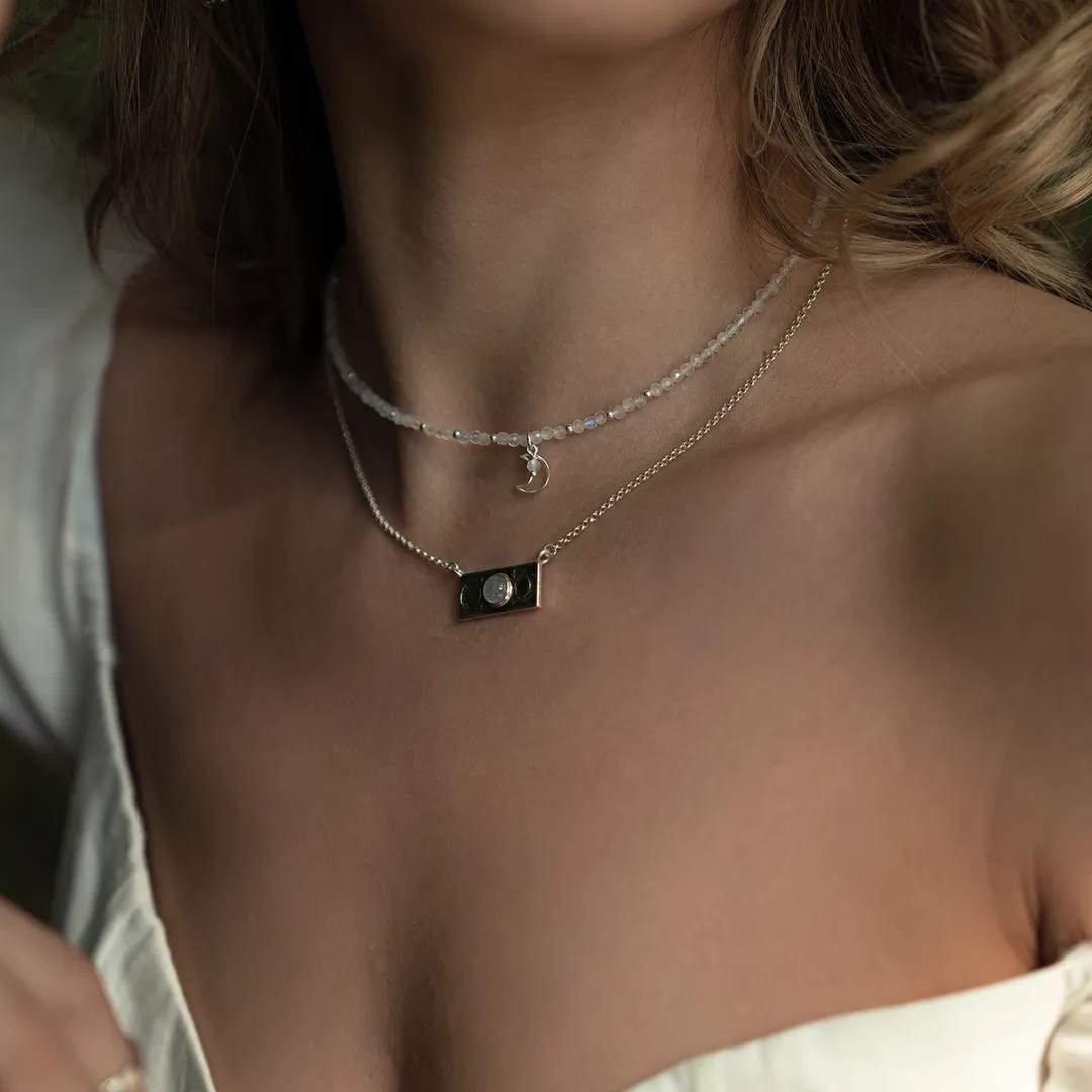 картинка Женский чокер из лунного камня Чакра Свадхистана от магазина Beadsbrand