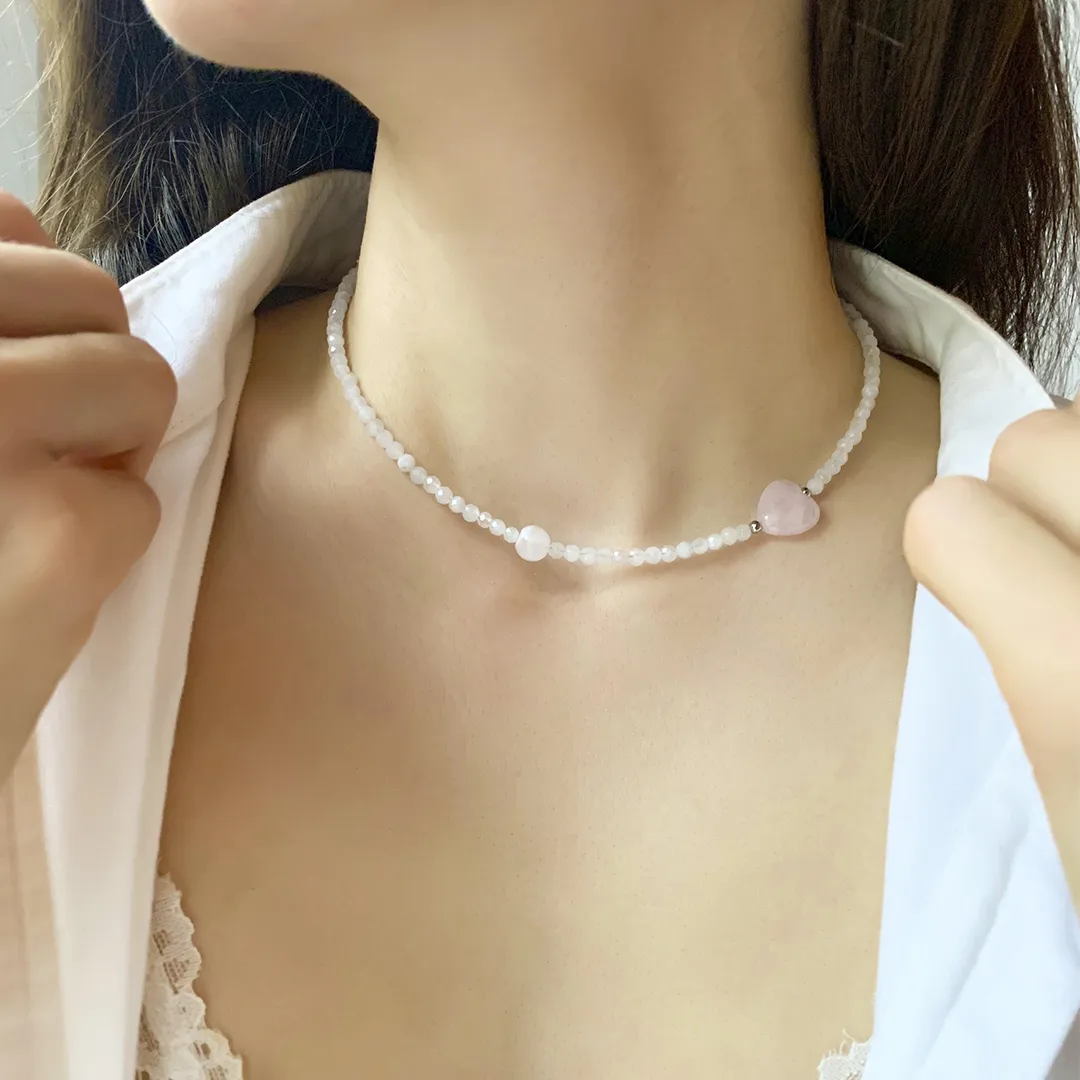 картинка Женский чокер с сердечком розового кварца от магазина Beadsbrand