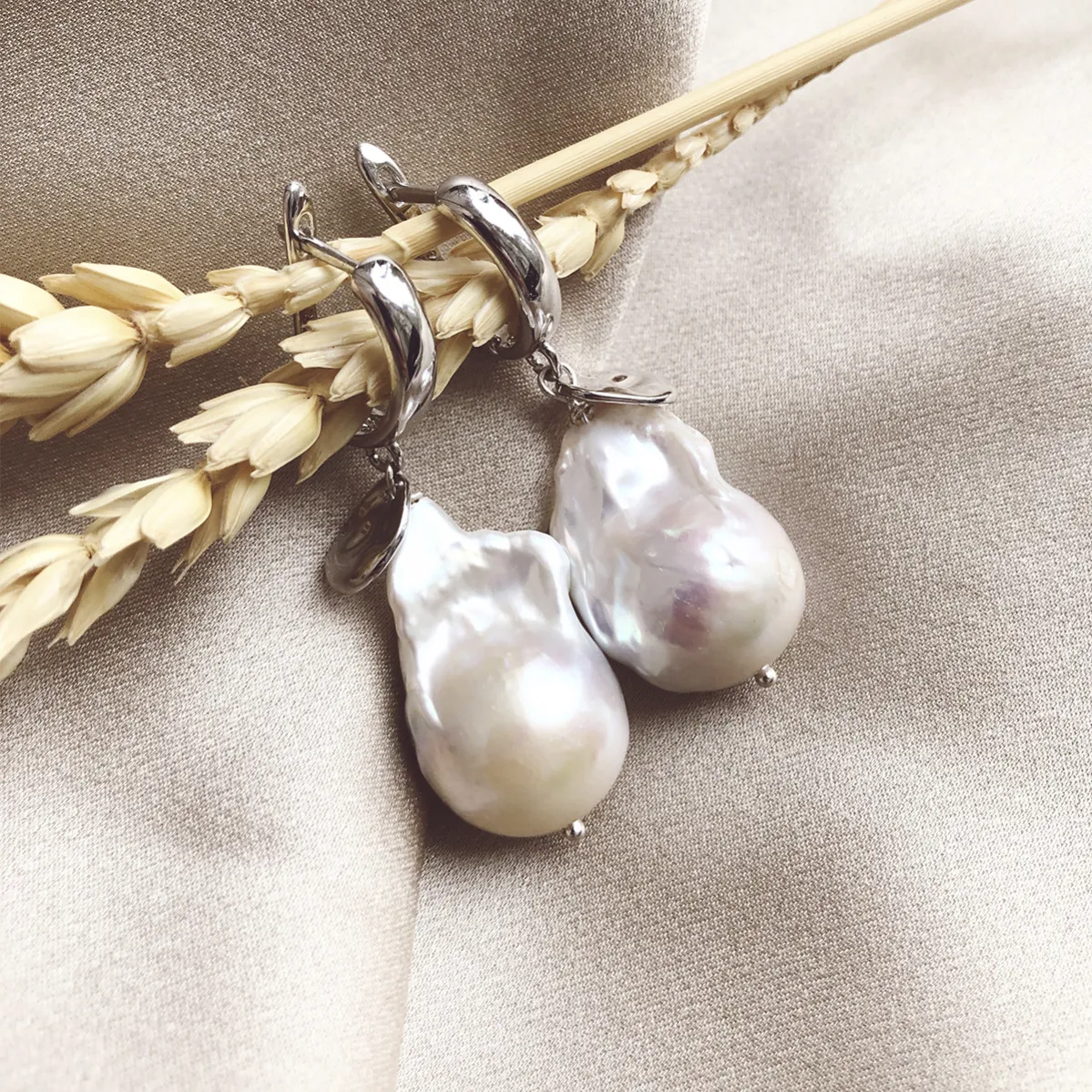 картинка Женские серьги из барочного жемчуга с лепестками от магазина Beadsbrand