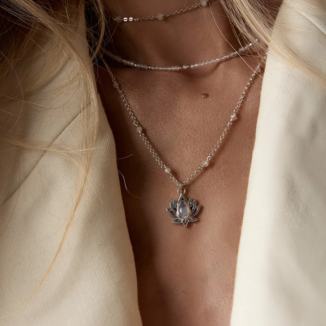 картинка Женская подвеска с натуральным камнем Лотос от магазина Beadsbrand
