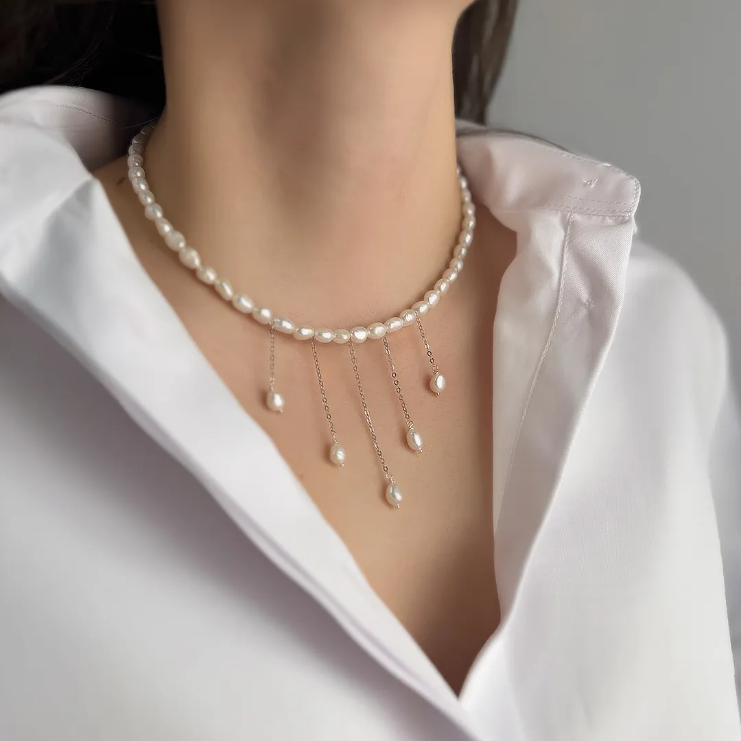 картинка Женский чокер из барочного жемчуга с цепочками от магазина Beadsbrand