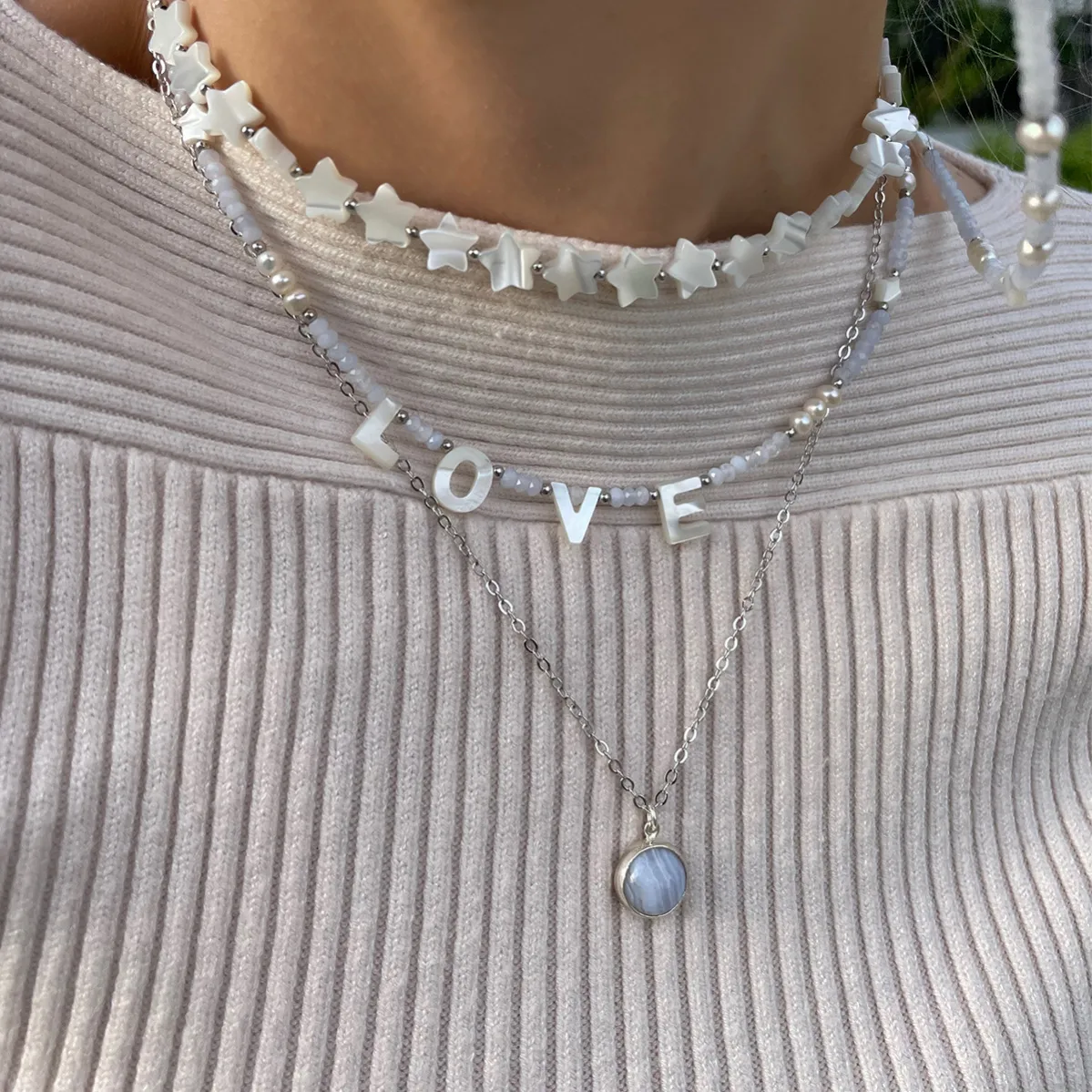 картинка Женский чокер из звездочек перламутра от магазина Beadsbrand
