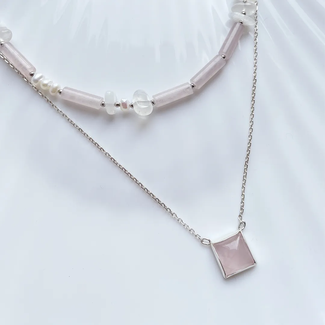 картинка Женская подвеска из розового кварца квадрат от магазина Beadsbrand