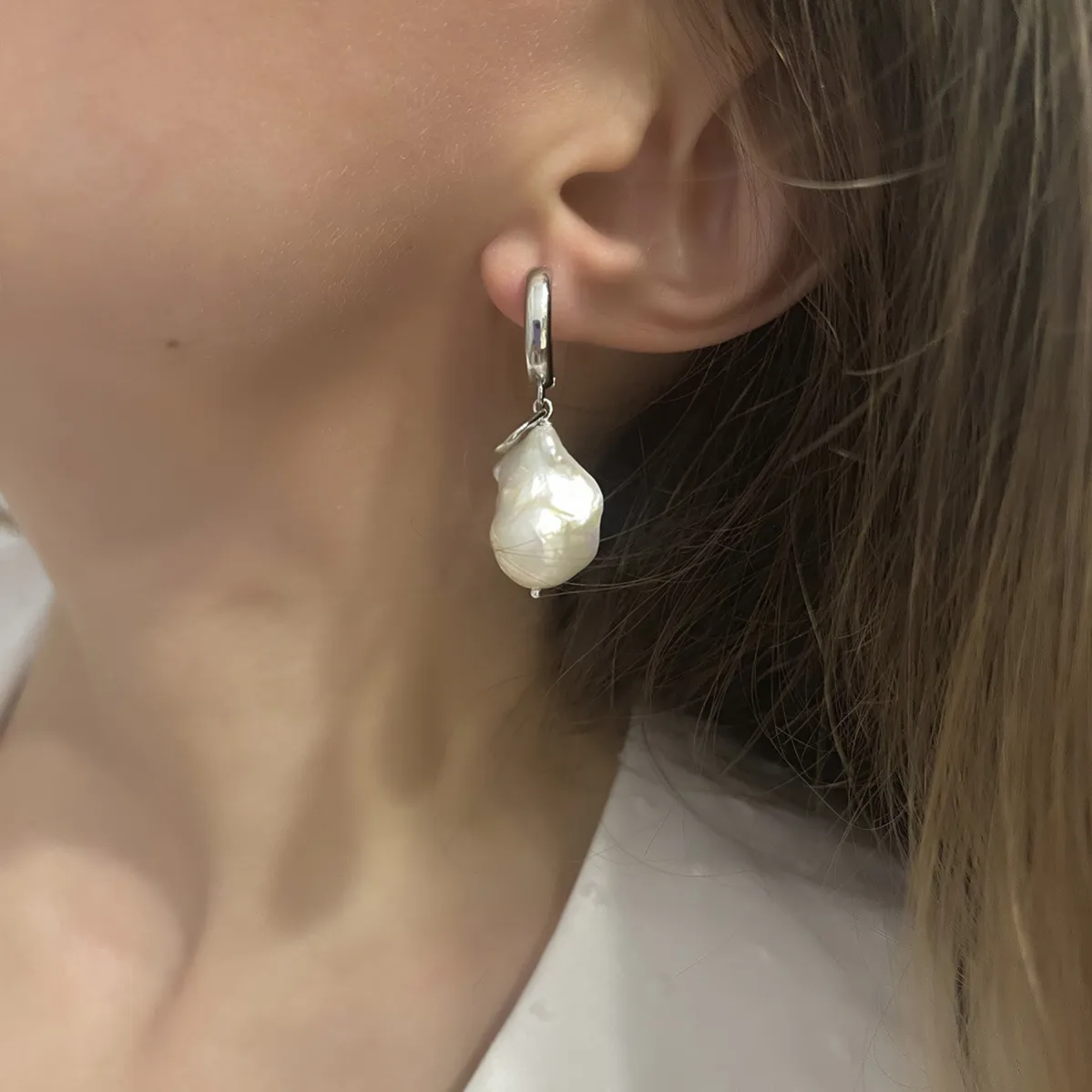 картинка Женские серьги из барочного жемчуга с лепестками от магазина Beadsbrand