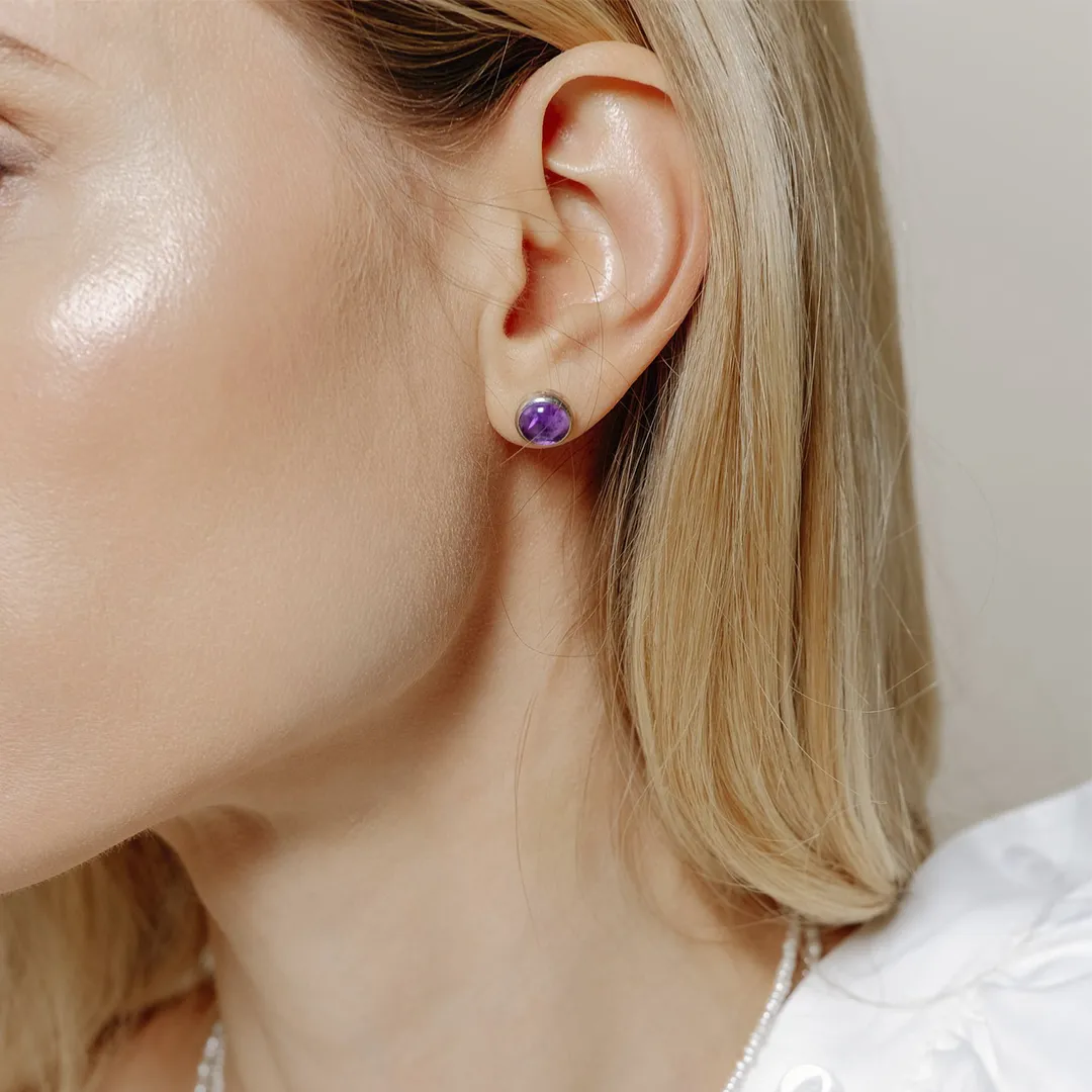 картинка Женские серьги пусеты с аметистом от магазина Beadsbrand