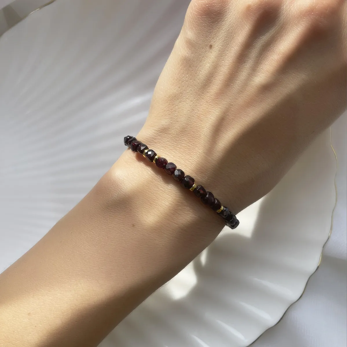 картинка Женский браслет из граната от магазина Beadsbrand