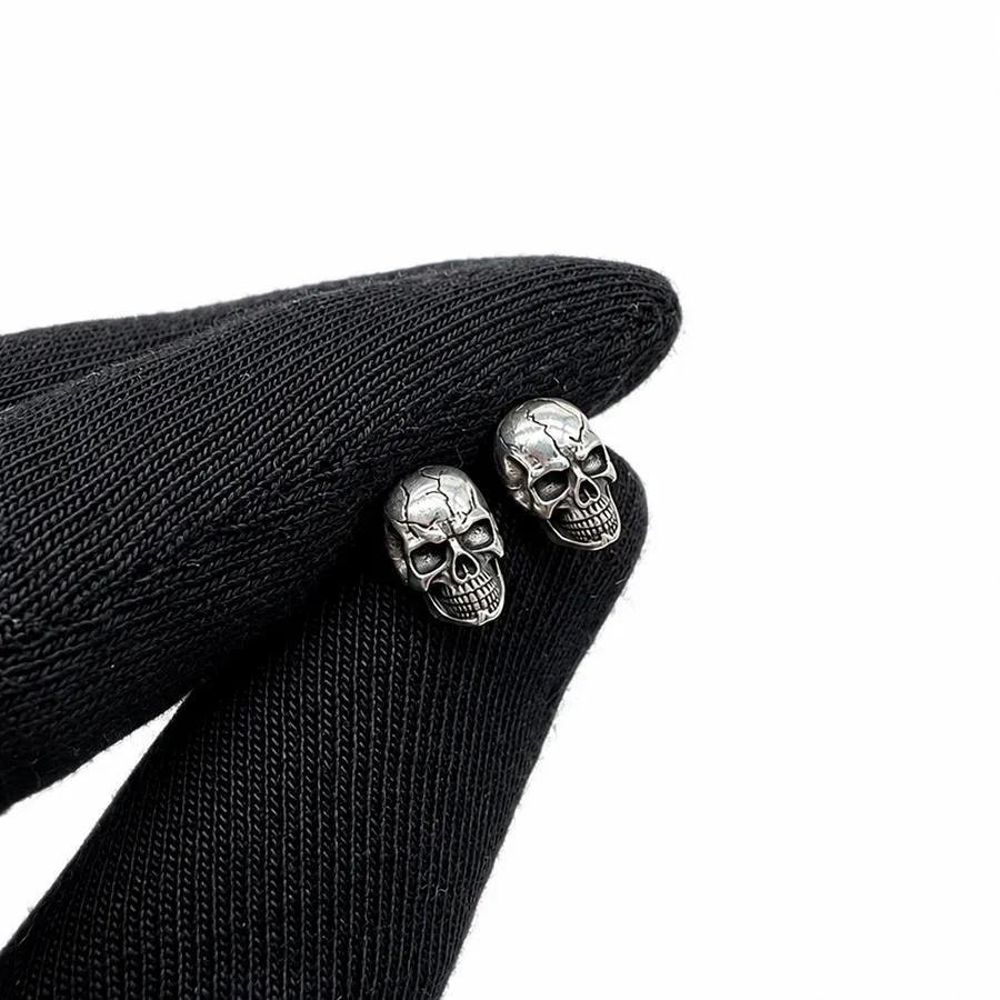 картинка Мужская серьга пусета череп от магазина Beadsbrand