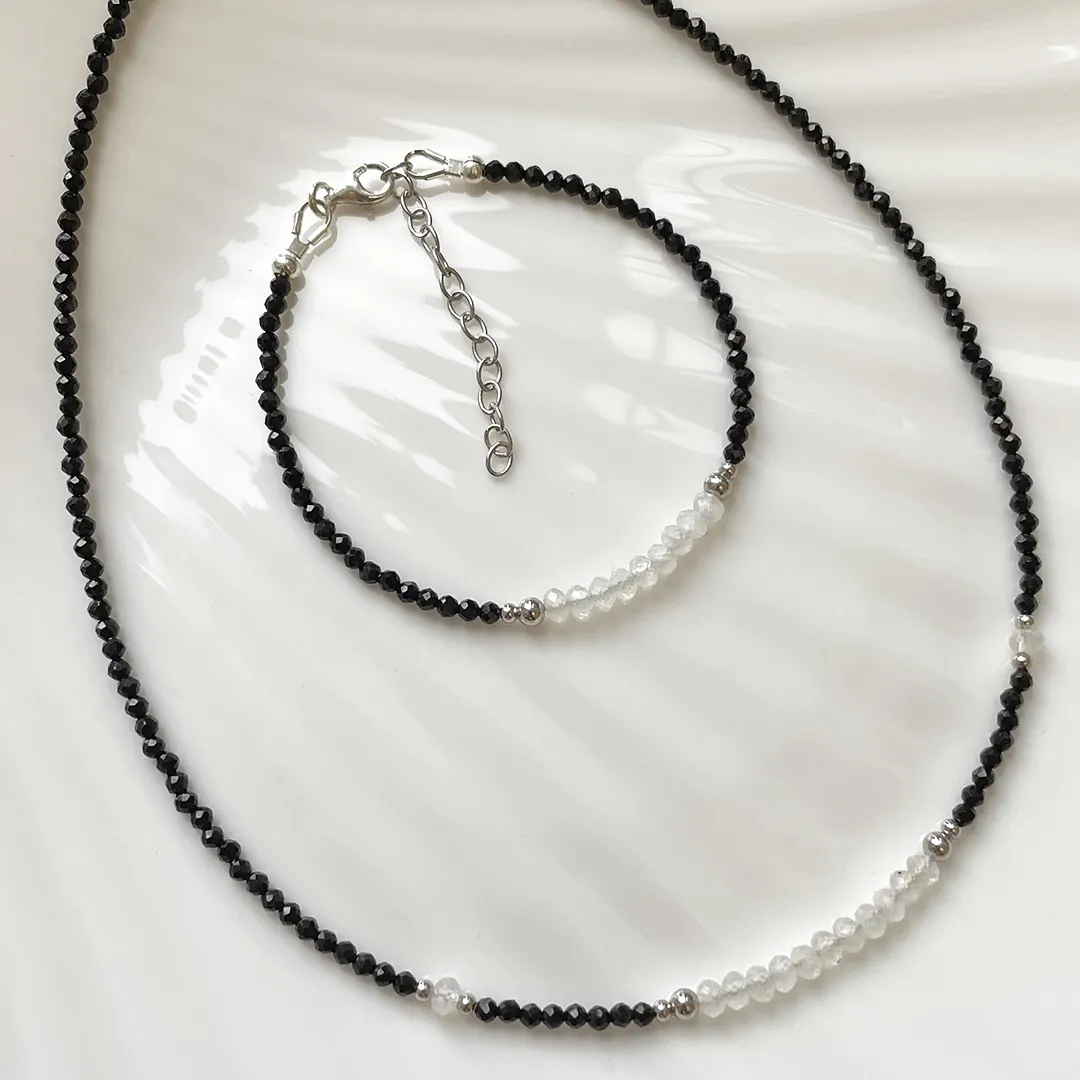 картинка Женский чокер из шпинели и лунного камня от магазина Beadsbrand