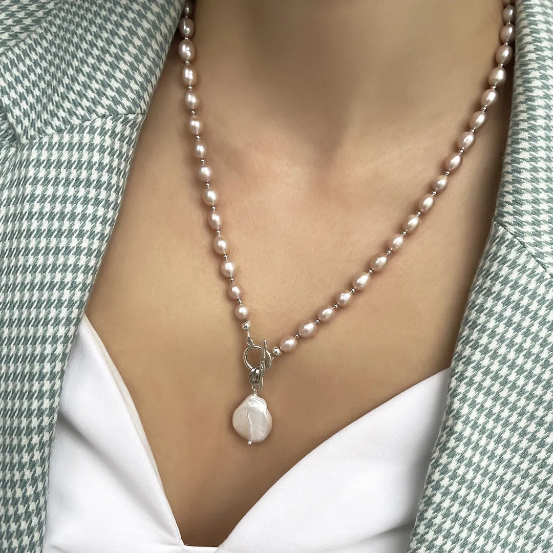 картинка Женское колье из персикового жемчуга с кулоном от магазина Beadsbrand