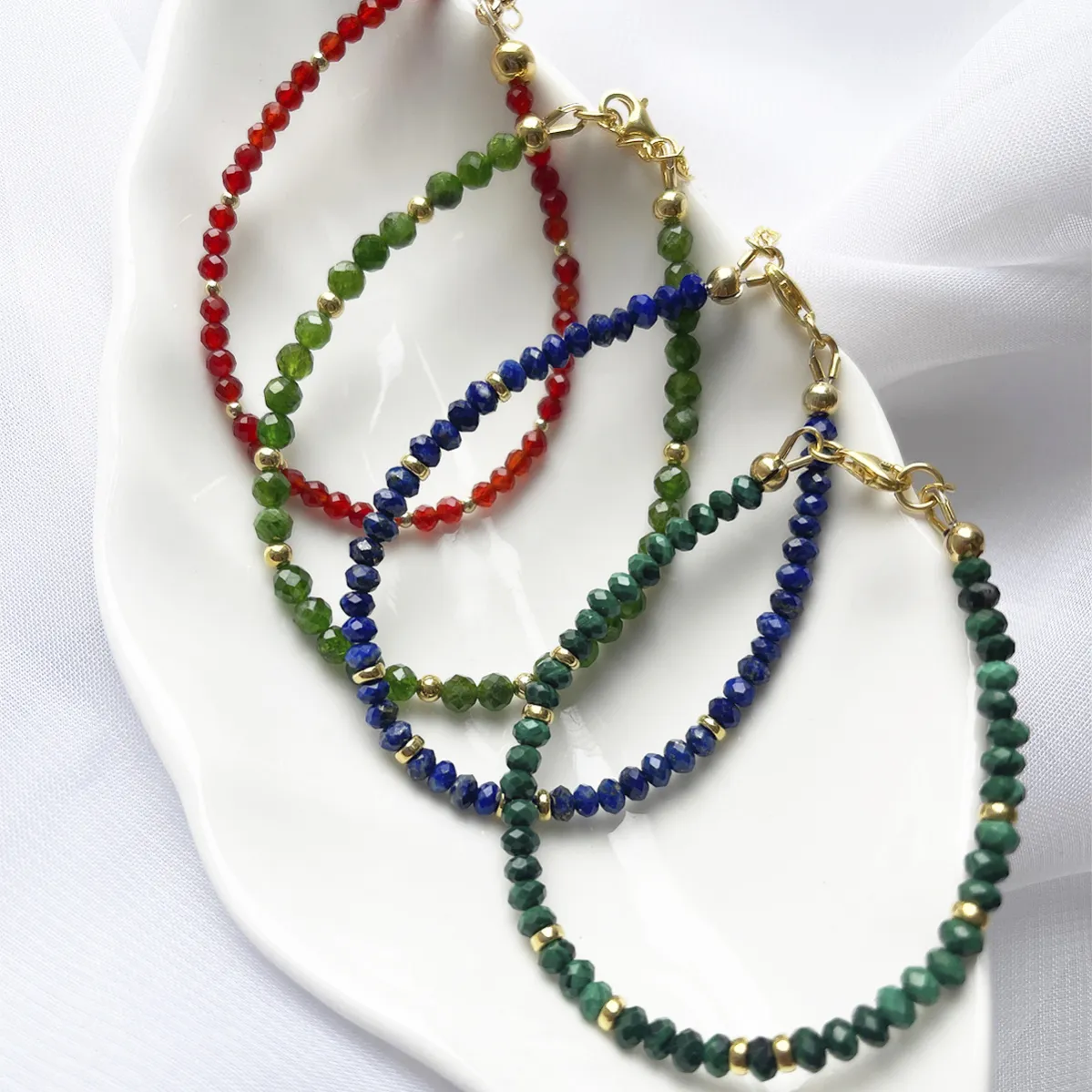 картинка Женский браслет из малахита от магазина Beadsbrand