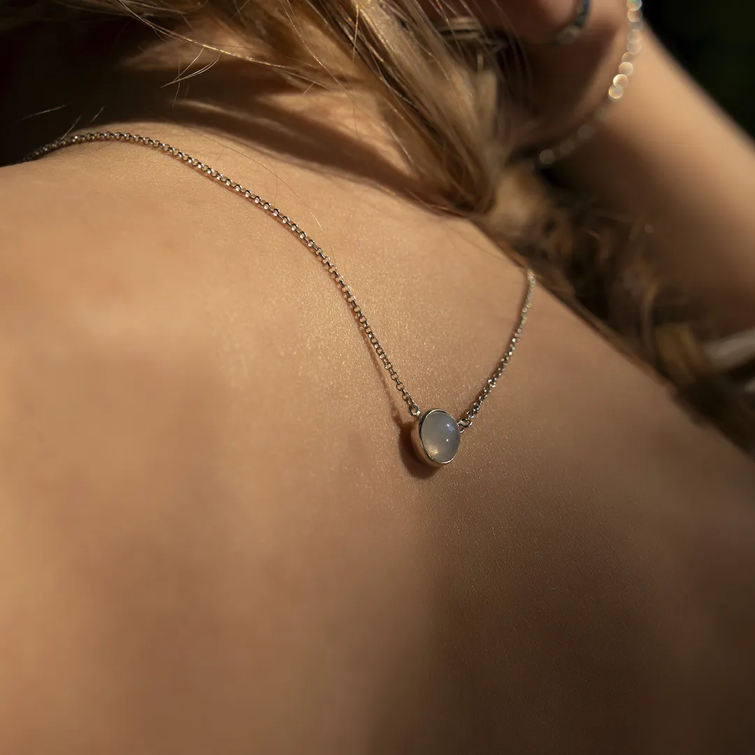 картинка Женская подвеска из лунного камня от магазина Beadsbrand