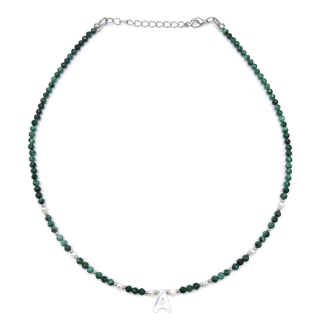 картинка Женский чокер из малахита с буквой от магазина Beadsbrand