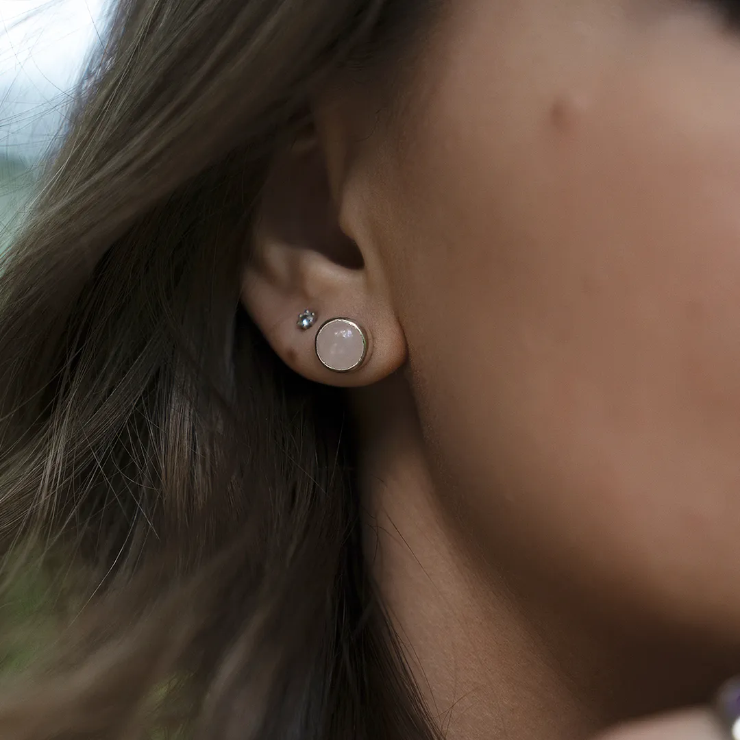 картинка Женские серьги пусеты с розовым кварцем от магазина Beadsbrand
