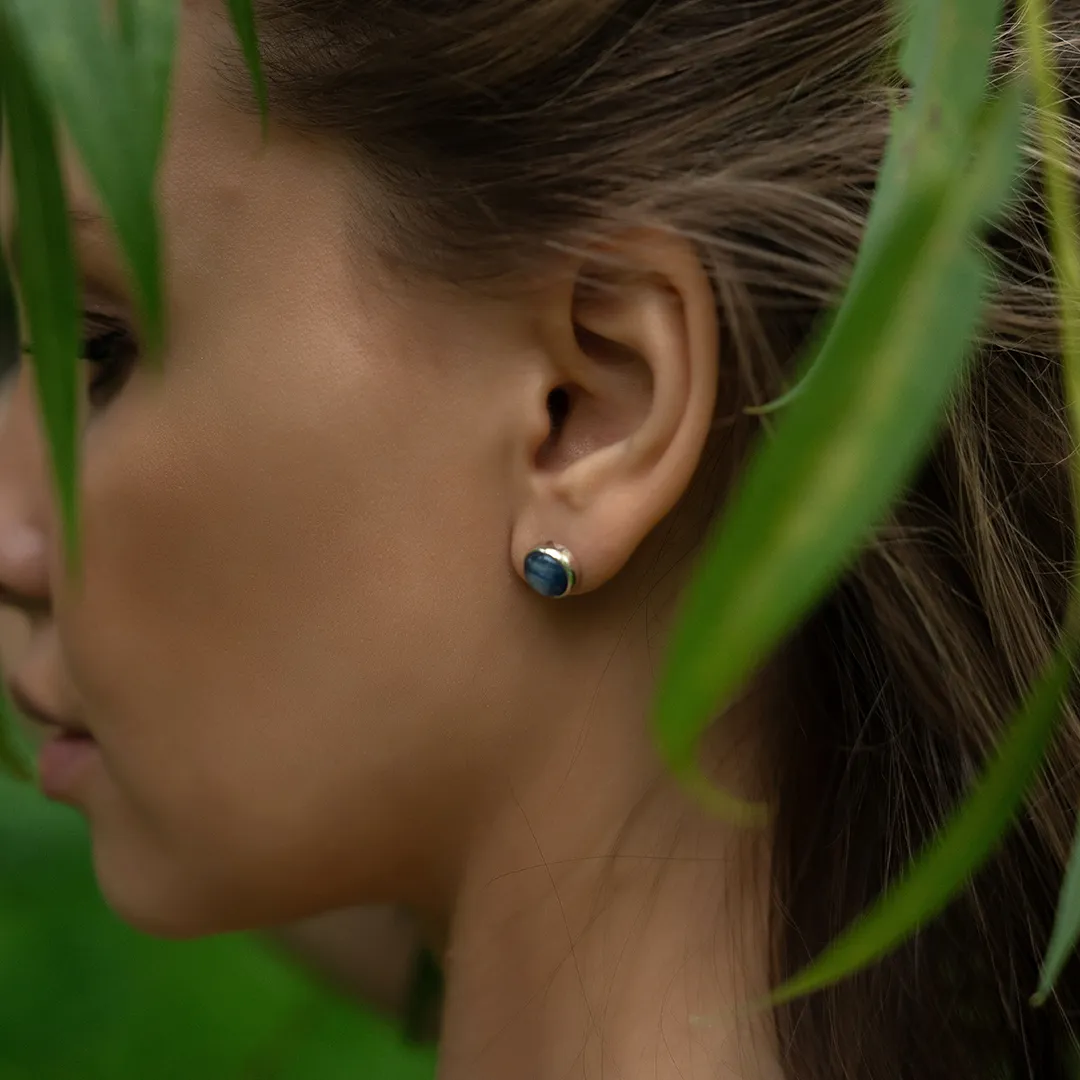 картинка Женские серьги пусеты с  кианитом от магазина Beadsbrand