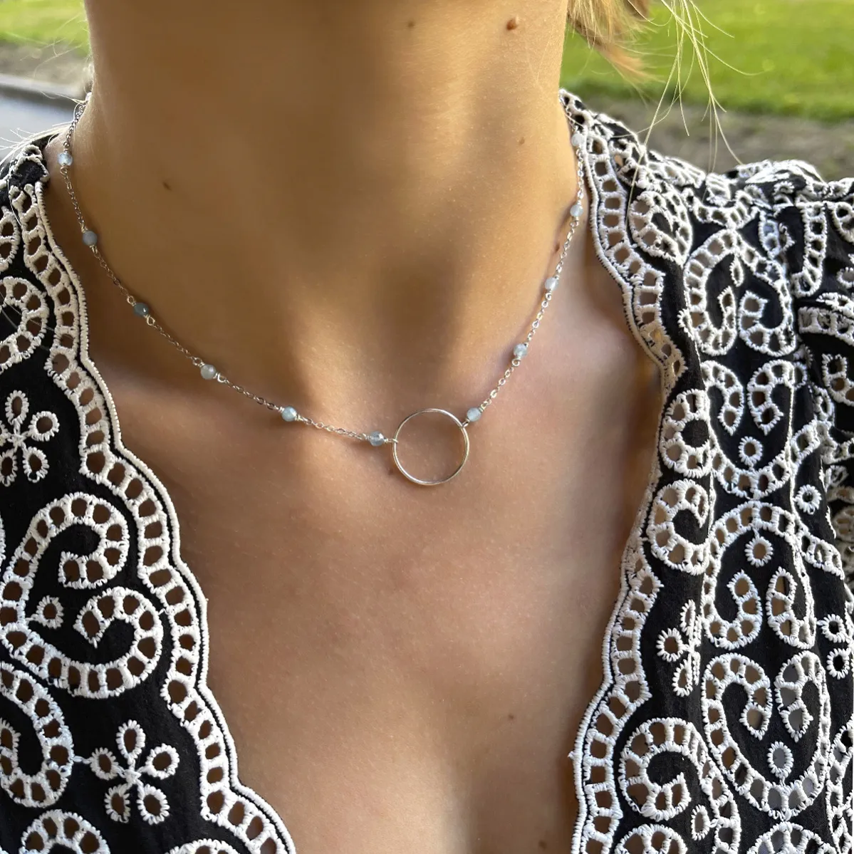 картинка Женский чокер из аквамарина Круг от магазина Beadsbrand